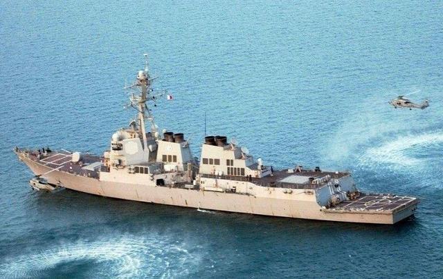 美舰越过红线，由南向北横穿我国海峡，我军多艘战舰出动全程围观