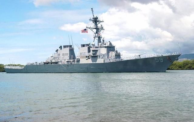 美舰越过红线，由南向北横穿我国海峡，我军多艘战舰出动全程围观