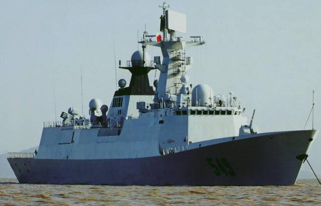 美舰越过红线，由南向北横穿我国海峡，我军多艘战舰出动全程围观