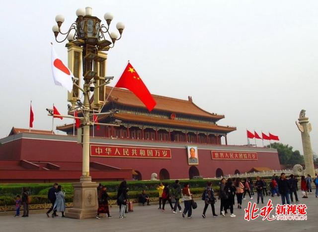 天安门广场悬挂中日两国国旗，安倍今日访华（组图）