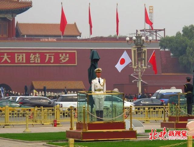 天安门广场悬挂中日两国国旗，安倍今日访华（组图）
