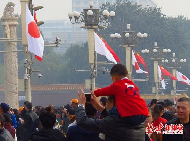 天安门广场悬挂中日两国国旗，安倍今日访华（组图）