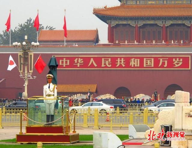 天安门广场悬挂中日两国国旗，安倍今日访华（组图）