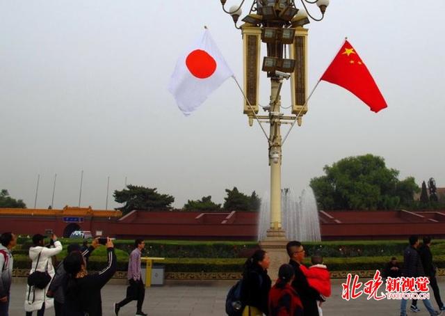 天安门广场悬挂中日两国国旗，安倍今日访华（组图）