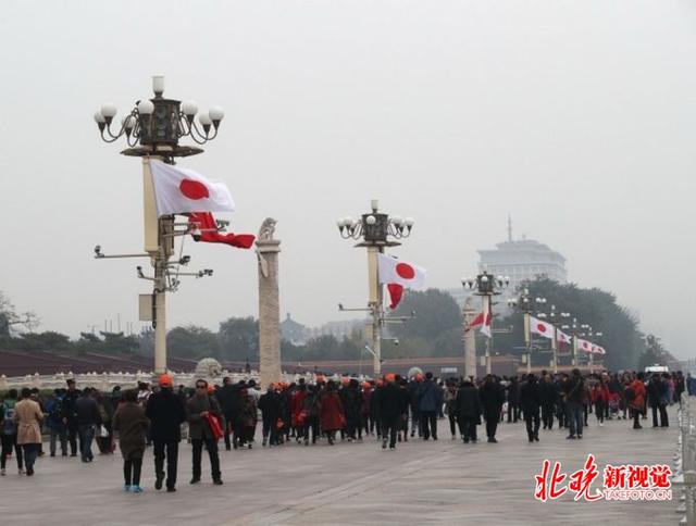 天安门广场悬挂中日两国国旗，安倍今日访华（组图）