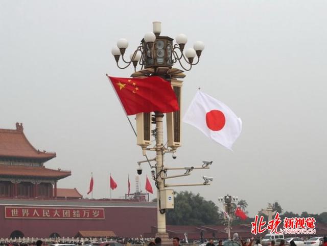 天安门广场悬挂中日两国国旗，安倍今日访华（组图）