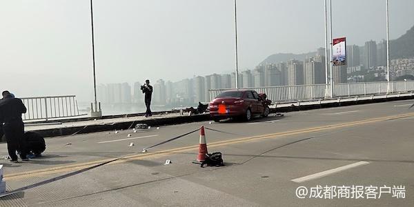 重庆坠江公交车系越过中心实线撞车，初步确认车上有10多人