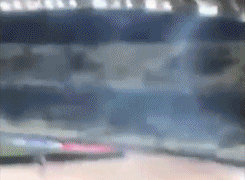 欧冠恐怖事件！极端球迷朝看台扔汽油弹 多人受伤警察竟无视