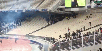 欧冠恐怖事件！极端球迷朝看台扔汽油弹 多人受伤警察竟无视