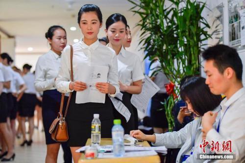 资料图：正在参加校园招聘的大学生。<a target='_blank' href='http://www.chinanews.com/'>中新社</a>记者骆云飞摄