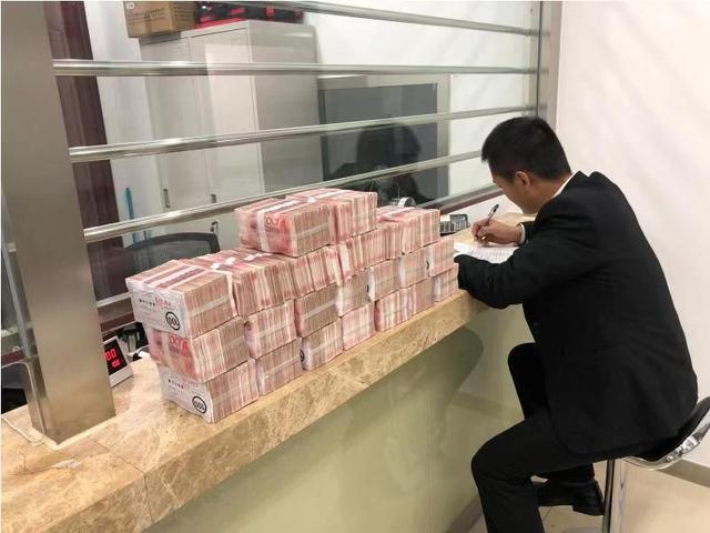 男子欠朋友钱8年不还 房产将被拍卖携50斤现金还钱