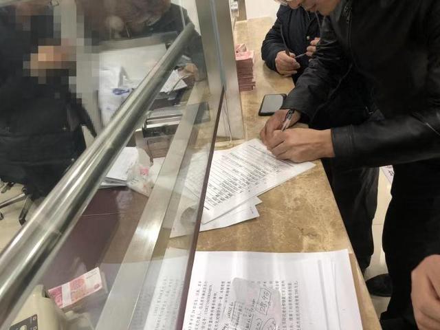 男子欠朋友钱8年不还 房产将被拍卖携50斤现金还钱