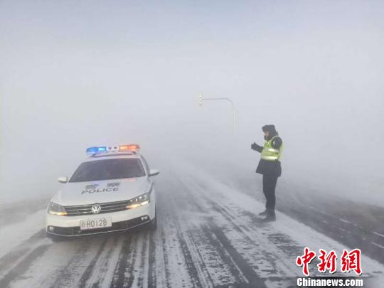 新疆吉木乃现“闹海风”交警救助后变“冰人”