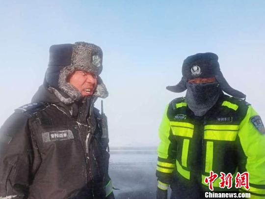 吉木乃县交警在“闹海风”区域疏导交通后变成了“冰人”。王芮摄 吉木乃县交警在“闹海风”区域疏导交通后变成了“冰人”。王芮摄