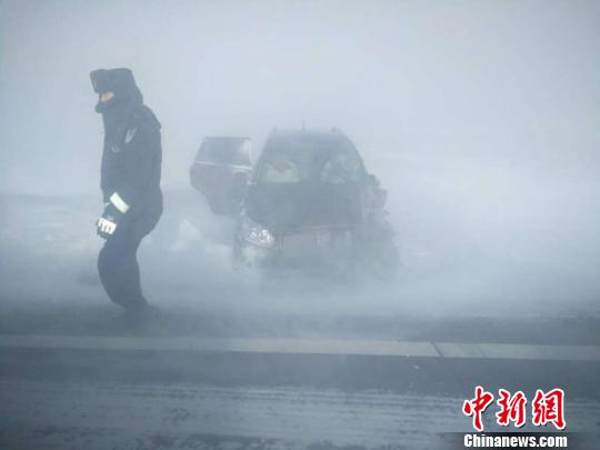 1月7日午间,吉木乃境内出现“闹海风”,大风伴着吹雪,能见度不足一米。王芮摄 1月7日午间,吉木乃境内出现“闹海风”,大风伴着吹雪,能见度不足一米。王芮摄