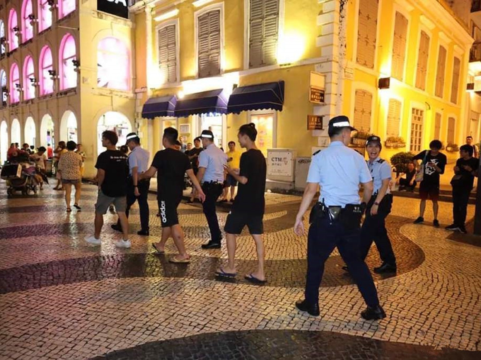 数十黑衣人澳门非法聚集 7人被带走1人来自香港