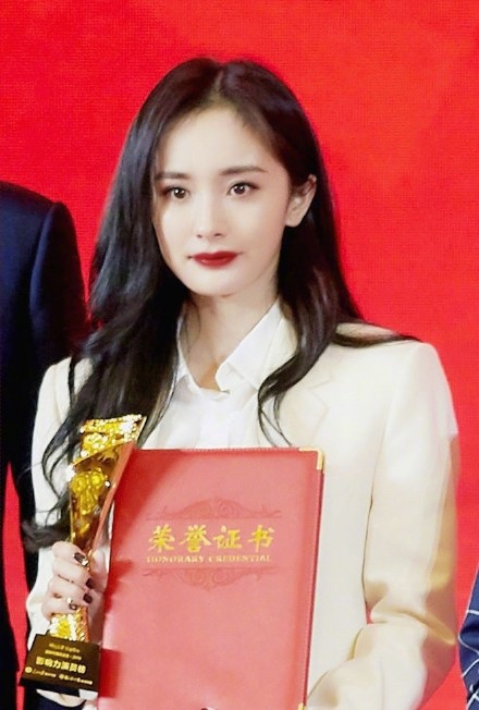 杨幂被拍后首更文送祝福的粉丝齐变脸别官宣