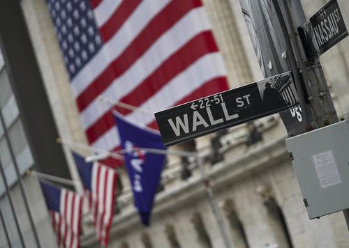 　　这是10月30日拍摄的美国纽约证券交易所旁的华尔街路牌。新华社记者王迎摄