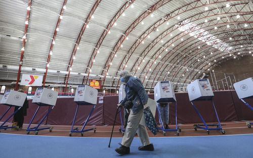 10月27日，一名选民在美国纽约的一处投票点参加提前投票。新华社记者王迎摄
