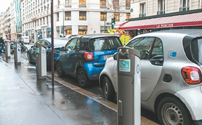 　　图为法国巴黎街头的电动汽车正在充电。　　影像中国