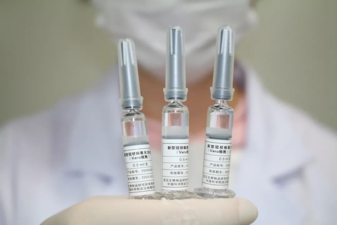 这是国药集团中国生物技术股份有限公司武汉生物制品研究所研制的新冠灭活疫苗。（2020年4月16日摄）