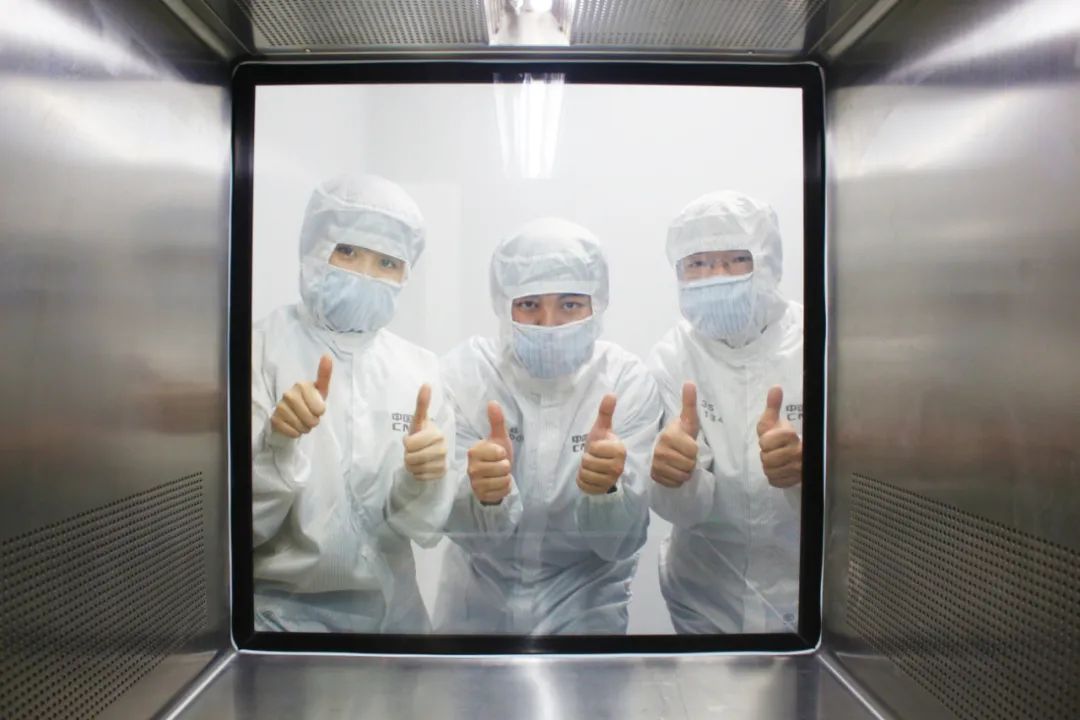 国药集团中国生物武汉生物制品研究所科研人员在轮状疫苗新生产车间中。（2020年4月27日摄）