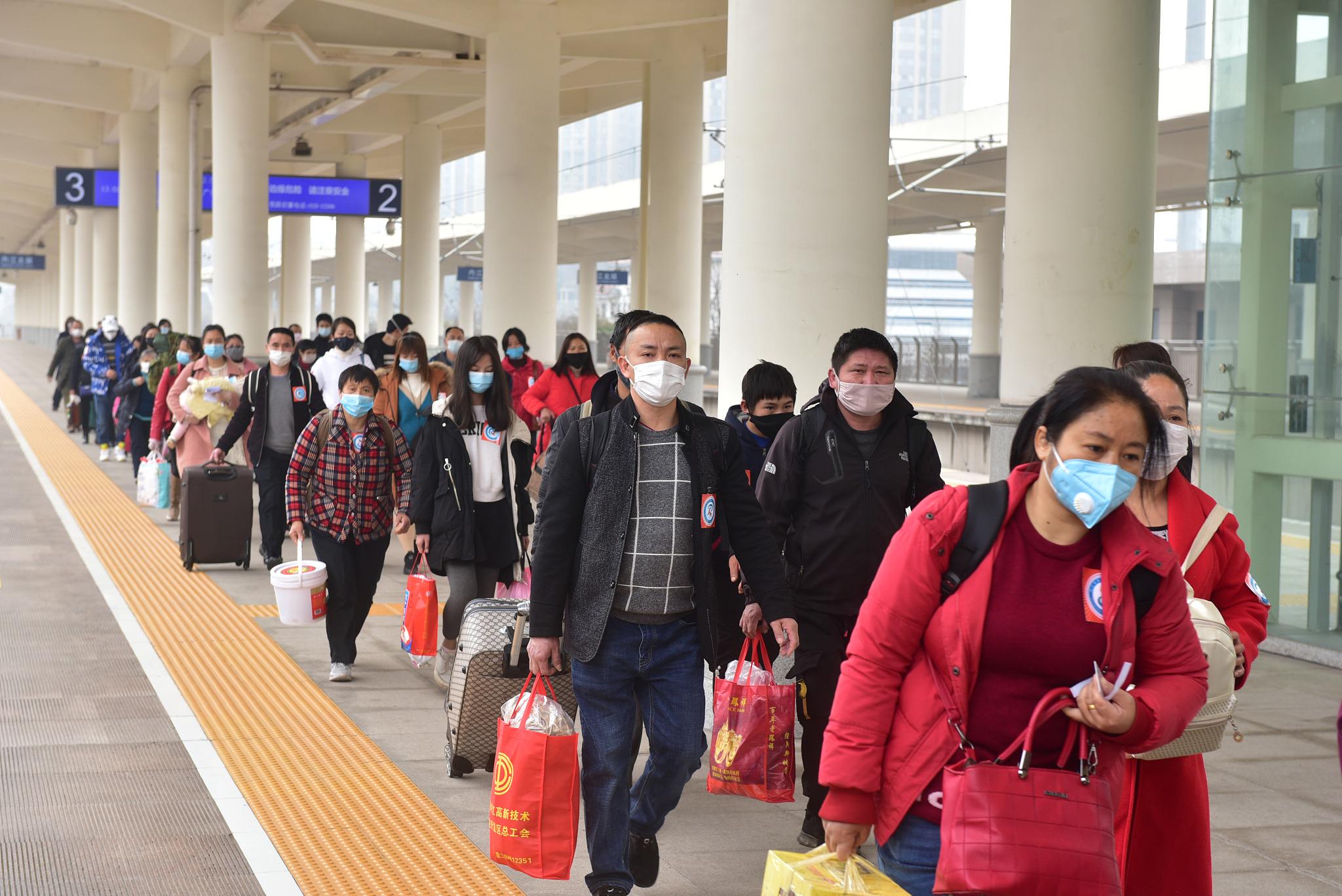 2020春节前往广东务工的四川内江外出务工人员，大部分都是中年男女 / 视觉中国