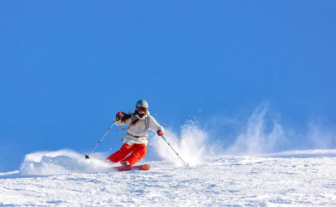 年轻人喜欢在滑雪中体会风驰电掣的快感 / 图虫创意