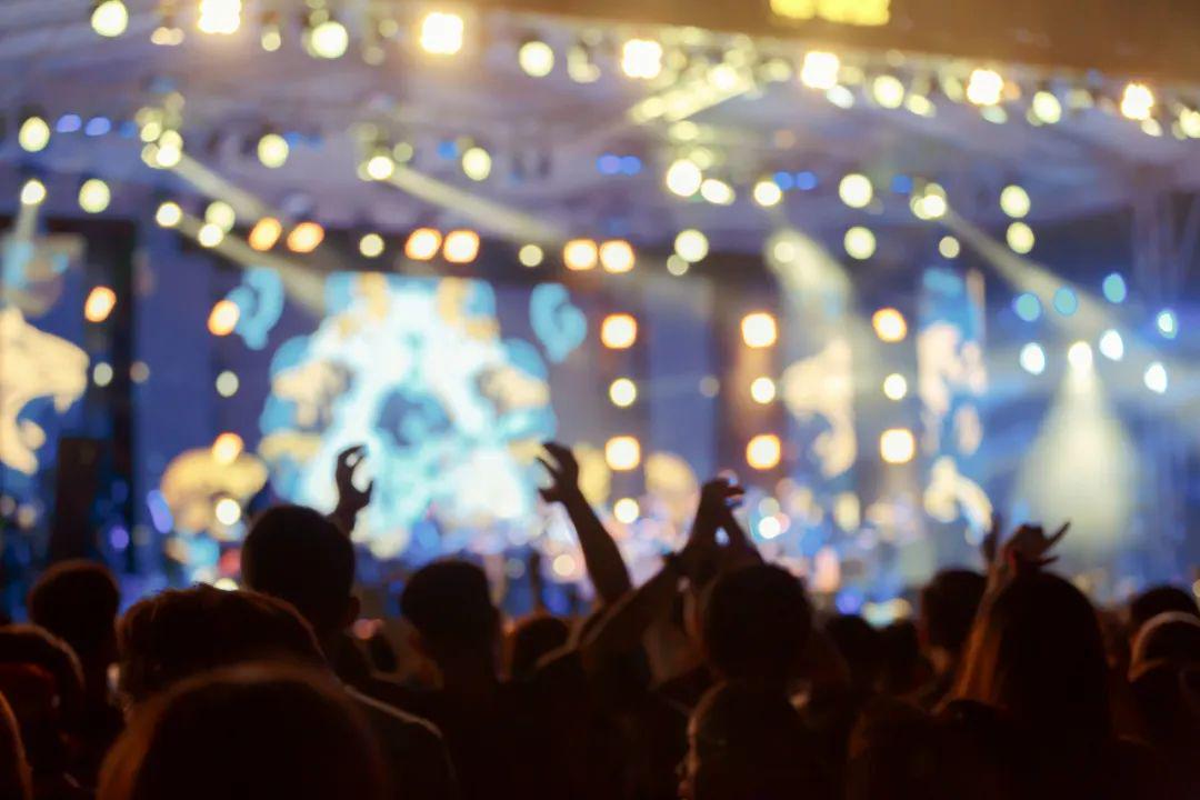 观众在演唱会现场举起手应援，支持最喜欢的流行乐队 / 图虫创意