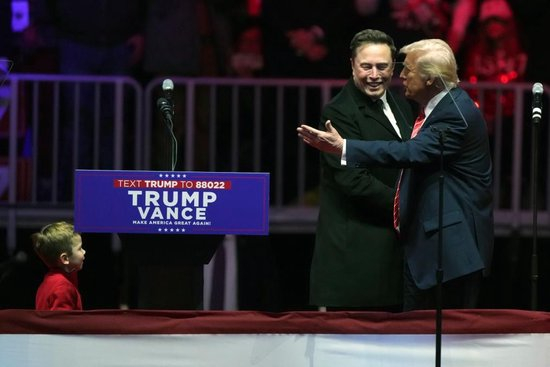 1月19日，在美国华盛顿，马斯克（左）和特朗普一起参加集会活动（资料照片）。新华社/美联