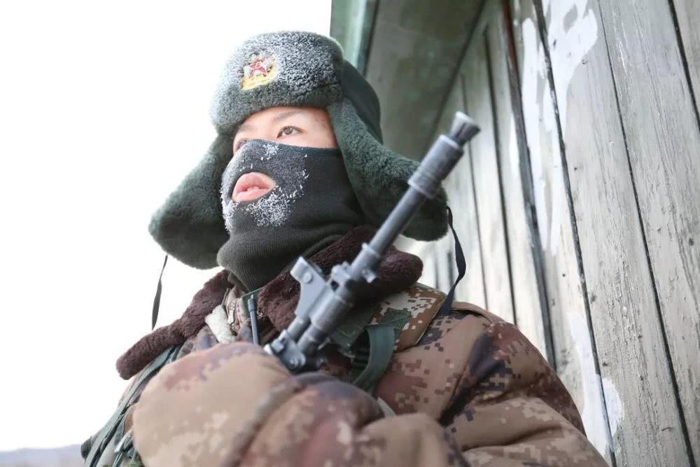 今天,我们纪念一位长眠在边防线上的连长,他叫杜宏